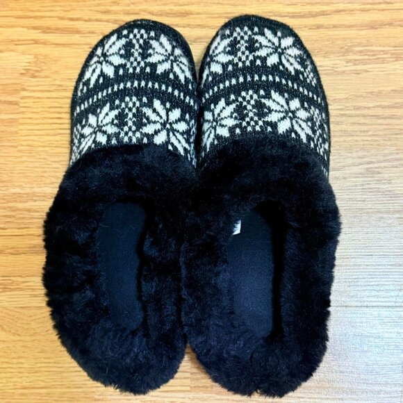 Old Navy Women's Black and White Slippers - Picture 2 of 8